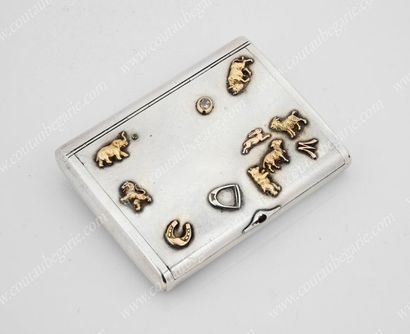 ÉTUI À CIGARETTES EN ARGENT.
De forme rectangulaire,...