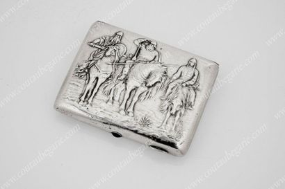 ÉTUI À CIGARETTES EN ARGENT.
De forme rectangulaire,...