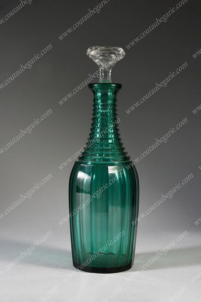 CARAFE À VIN EN CRISTAL.
Couleur émeraude,...