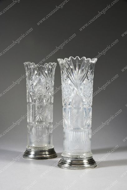 PAIRE DE VASES.
De forme cylindrique, en...