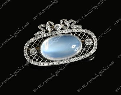 BROCHE DE CORSAGE EN PLATINE.
De forme ovale,...