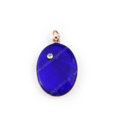 MÉDAILLON PENDENTIF EN OR.
Par VERLIN, Saint-Pétersbourg,...