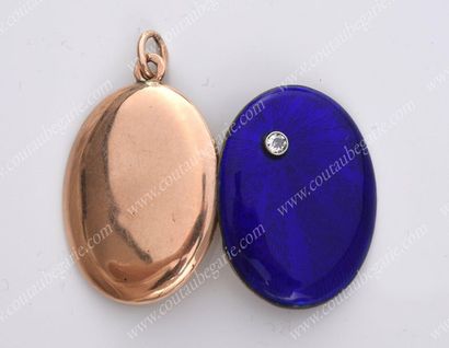 MÉDAILLON PENDENTIF EN OR.
Par VERLIN, Saint-Pétersbourg,...