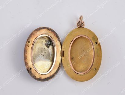 MÉDAILLON PENDENTIF EN OR.
Par VERLIN, Saint-Pétersbourg,...
