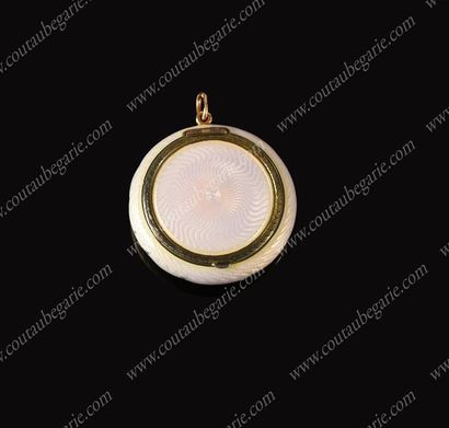 MÉDAILLON POUDRIER PENDENTIF EN OR.
Par ADLER,...