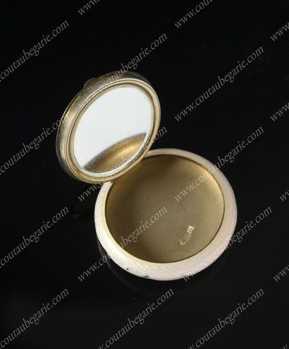 MÉDAILLON POUDRIER PENDENTIF EN OR.
Par ADLER,...