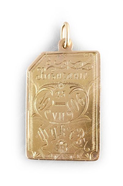 MÉDAILLON PENDENTIF EN OR.
De forme rectangulaire,...