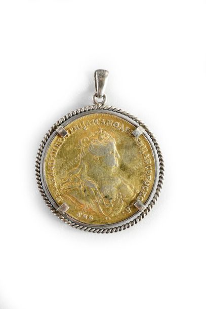 MÉDAILLON PENDENTIF EN ARGENT.
De forme ronde,...