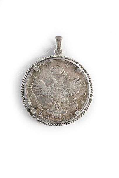 MÉDAILLON PENDENTIF EN ARGENT.
De forme ronde,...