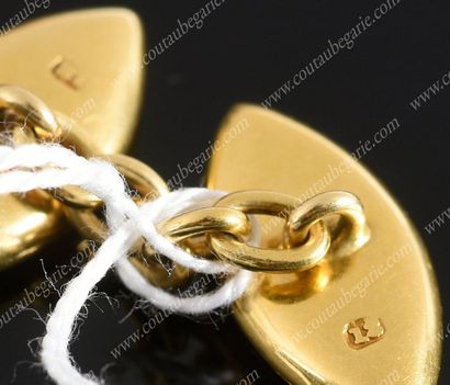 PAIRE DE BOUTONS DE MANCHETTE.
En or jaune,...