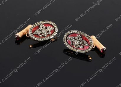 PAIRE DE BOUTONS DE MANCHETTE.
De forme ovale,...
