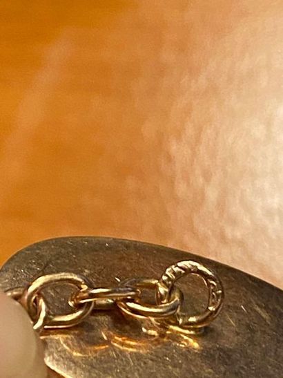 PAIRE DE BOUTONS DE MANCHETTE.
De forme ovale,...