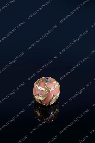 SONNETTE DE TABLE.
Par FABERGÉ, Saint-Pétersbourg,...