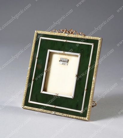 CADRE POUR PHOTOGRAPHIE.
Par FABERGÉ, Saint-Pétersbourg,...