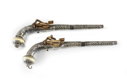 PAIRE DE PISTOLETS À SILEX.
Canon rond, calibre...