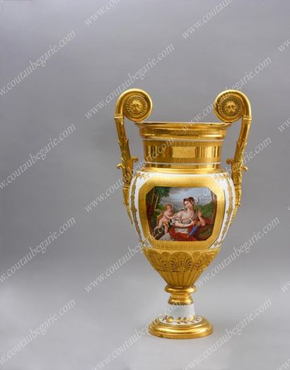 BEAU VASE EN PORCELAINE DURE.
De forme balustre...