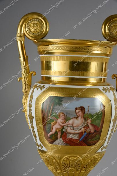 BEAU VASE EN PORCELAINE DURE.
De forme balustre...