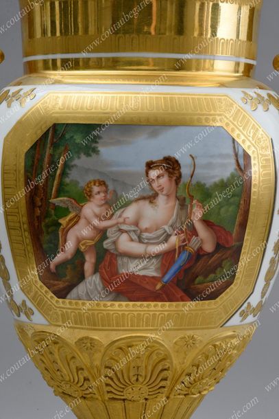 BEAU VASE EN PORCELAINE DURE.
De forme balustre...