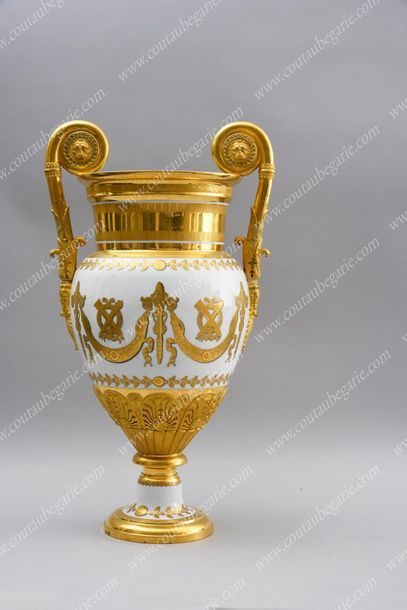 BEAU VASE EN PORCELAINE DURE.
De forme balustre...