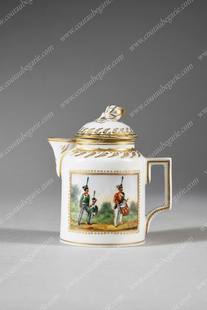 POT À LAIT EN PORCELAINE DURE.
À décor d'une...