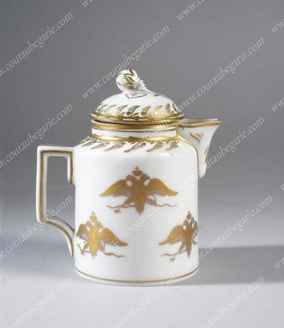 POT À LAIT EN PORCELAINE DURE.
À décor d'une...