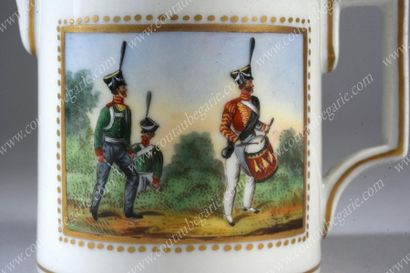 POT À LAIT EN PORCELAINE DURE.
À décor d'une...