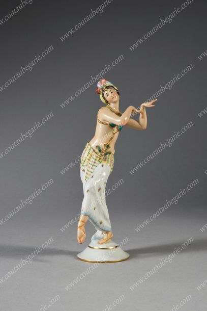 FIGURINE EN PORCELAINE POLYCHROME.
Représentant...