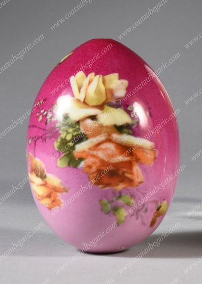 ŒUF DE PÂQUES EN PORCELAINE DURE.
À décor...