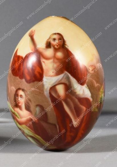 ŒUF DE PÂQUES EN PORCELAINE DURE.
À décor...