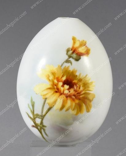 ŒUF DE PÂQUES EN PORCELAINE DURE.
À décor...