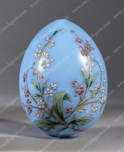 ŒUF DE PÂQUES EN PÂTE DE VERRE.
À décor polychrome...
