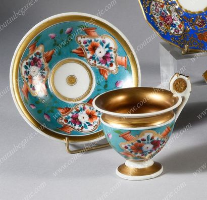 TASSE À THÉ ET SA SOUCOUPE
EN PORCELAINE...