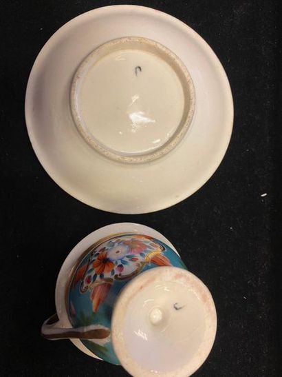 TASSE À THÉ ET SA SOUCOUPE
EN PORCELAINE...