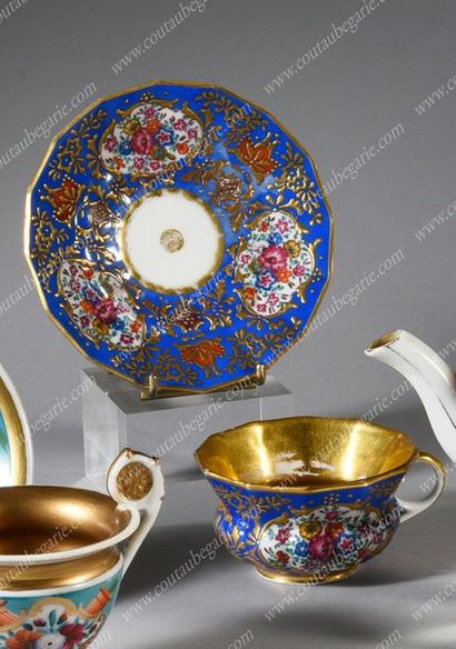 TASSE À THÉ ET SA SOUCOUPE EN PORCELAINE...