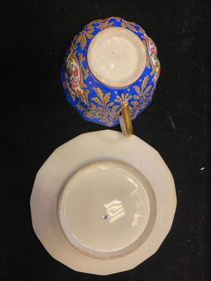 TASSE À THÉ ET SA SOUCOUPE EN PORCELAINE...
