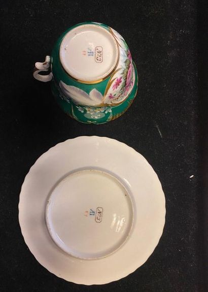 TASSE À THÉ ET SA SOUCOUPE
EN PORCELAINE...