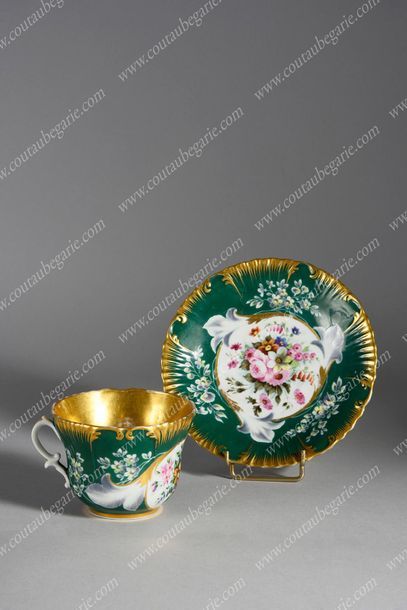TASSE À THÉ ET SA SOUCOUPE
EN PORCELAINE...
