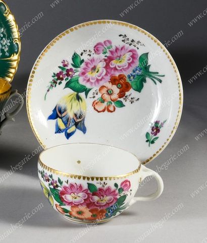 TASSE À THÉ ET SA SOUCOUPE
EN PORCELAINE...