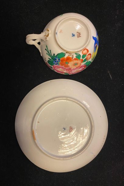 TASSE À THÉ ET SA SOUCOUPE
EN PORCELAINE...