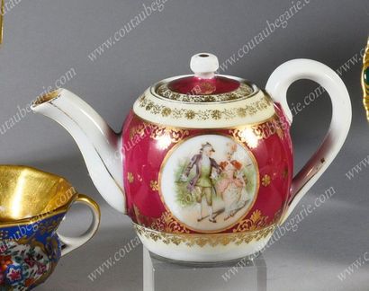 THÉIÈRE POUR ENFANT
EN PORCELAINE DURE.
De...