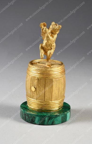 ENCRIER DE BUREAU.
En bronze doré, finement...