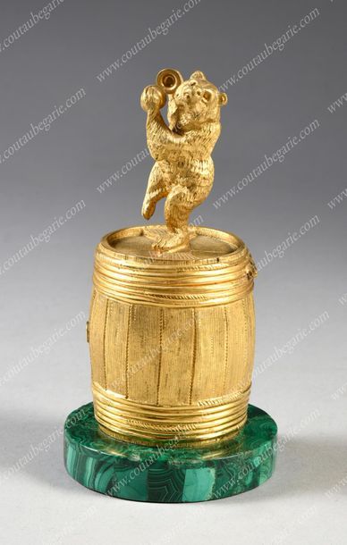 ENCRIER DE BUREAU.
En bronze doré, finement...