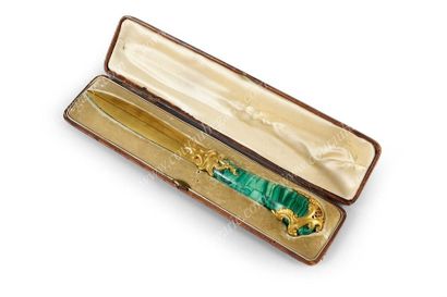 COUPE-PAPIERS DE BUREAU.
En bronze doré,...