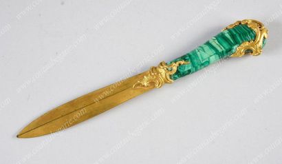 COUPE-PAPIERS DE BUREAU.
En bronze doré,...