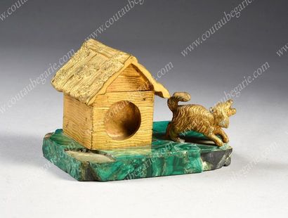 PORTE-MONTRE DE BUREAU.
En bronze doré, finement...