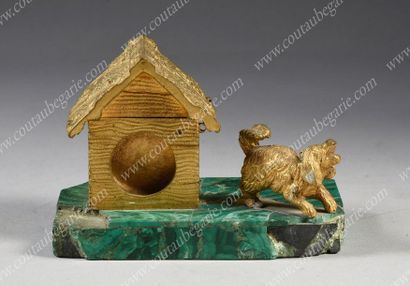 PORTE-MONTRE DE BUREAU.
En bronze doré, finement...