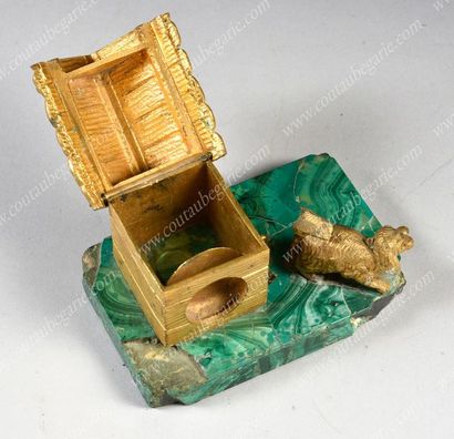 PORTE-MONTRE DE BUREAU.
En bronze doré, finement...