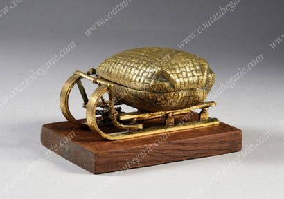 PRESSE-PAPIERS DE BUREAU.
En bronze doré,...