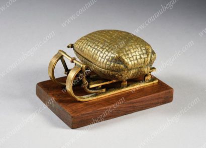 PRESSE-PAPIERS DE BUREAU.
En bronze doré,...