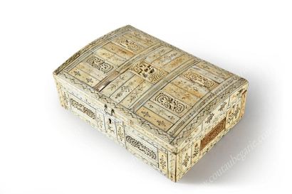 COFFRET EN IVOIRE DE MORSE.
De forme rectangulaire,...
